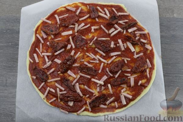 Бездрожжевая пицца с вялеными томатами, ветчиной и болгарским перцем