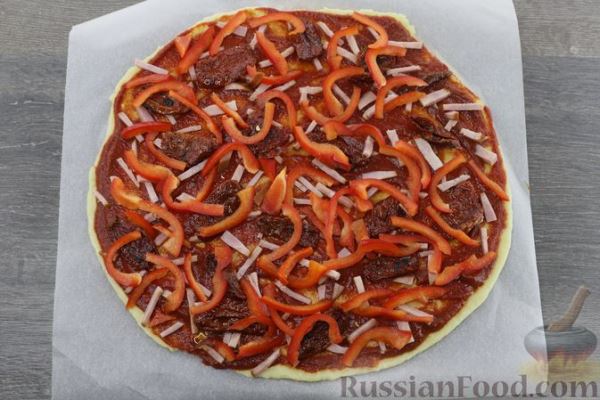 Бездрожжевая пицца с вялеными томатами, ветчиной и болгарским перцем