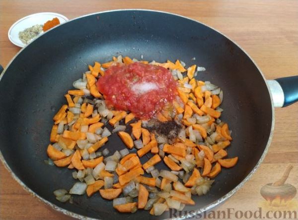 Куриная грудка, тушенная с овощами в томатном соусе
