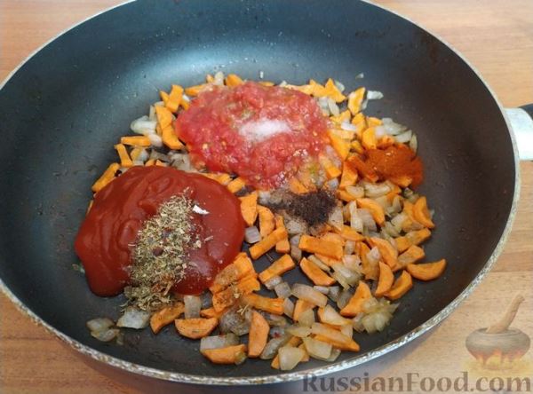 Куриная грудка, тушенная с овощами в томатном соусе