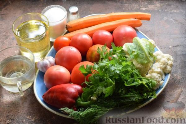 Салат из цветной капусты в томатном пюре с перцем, морковью и зеленью (на зиму)