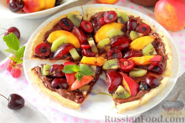 Сладкая пицца с фруктами и ягодами