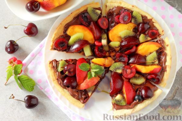 Сладкая пицца с фруктами и ягодами